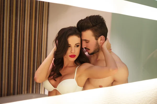 Sexy giovane coppia in specchio a casa — Foto Stock