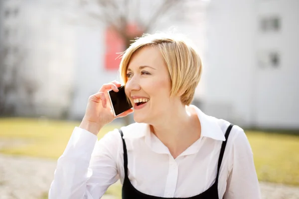 Young blonde businesswoman calling outdoor at spring — Stock Photo, Image