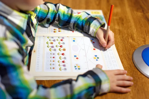 Liten pojke gör läxor hemma — Stockfoto