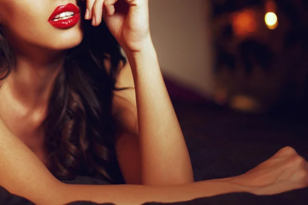 Yatak portre üzerinde kırmızı dudaklar ile seksi kadın