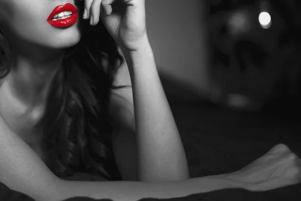 Mujer sexy con labios rojos primer plano en blanco y negro selectivo — Foto de Stock