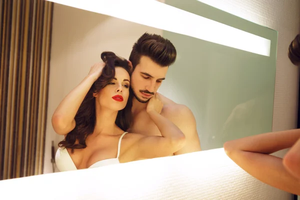 Sexy milf con giovane impanata amante nello specchio — Foto Stock