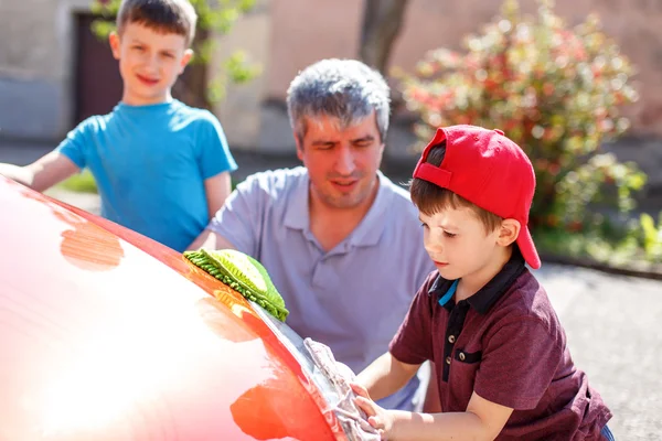 Lavage de voiture familiale — Photo