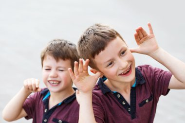 Açık oynayan küçük hiperaktif kardeşler