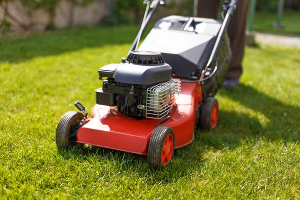 Rentner mäht Rasen mit Maschine — Stockfoto