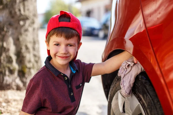 Kleiner Junge putzt Auto — Stockfoto