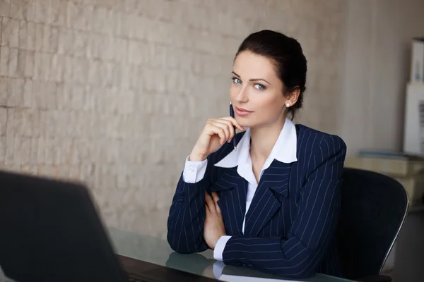 Porträtt av självsäker affärskvinna i ämbetet — Stockfoto