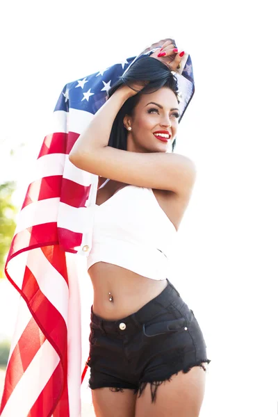 ABD bayrağı açık tutan seksi kadın — Stok fotoğraf