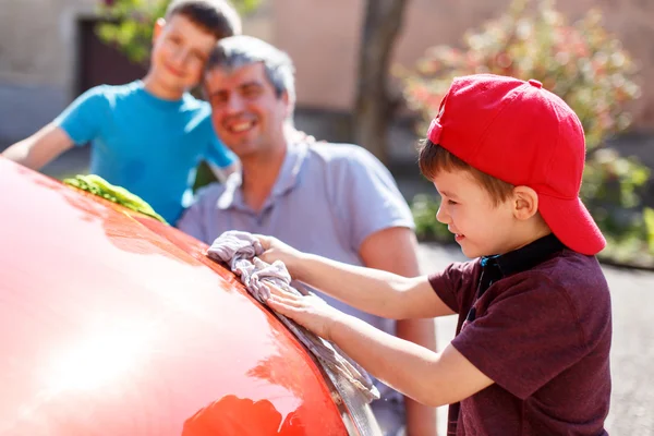Glückliche Familie Autowaschanlage — Stockfoto