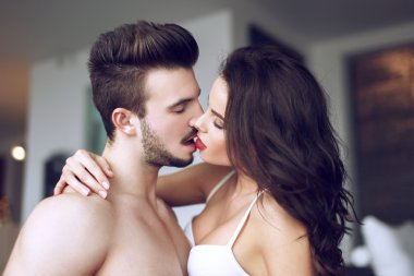 Seksi çift evde öpüşme