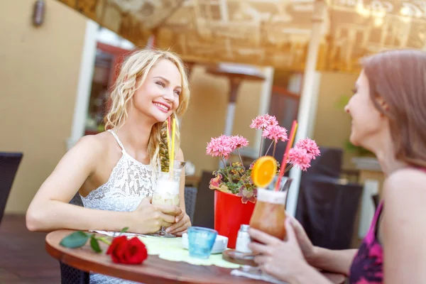 Femeile vorbesc la restaurant în aer liber — Fotografie, imagine de stoc