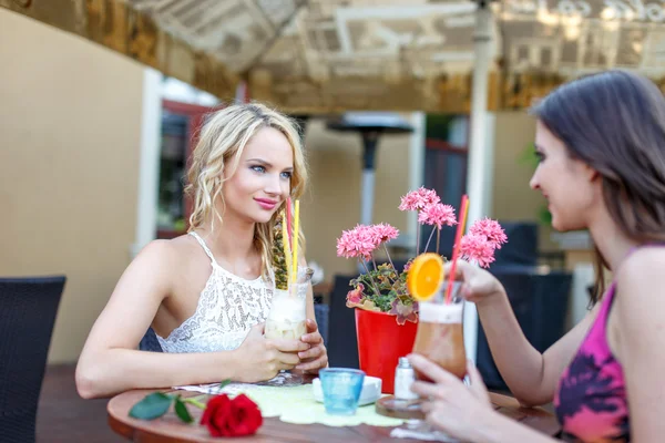 Mulheres sentam-se sob guarda-sol no restaurante — Fotografia de Stock