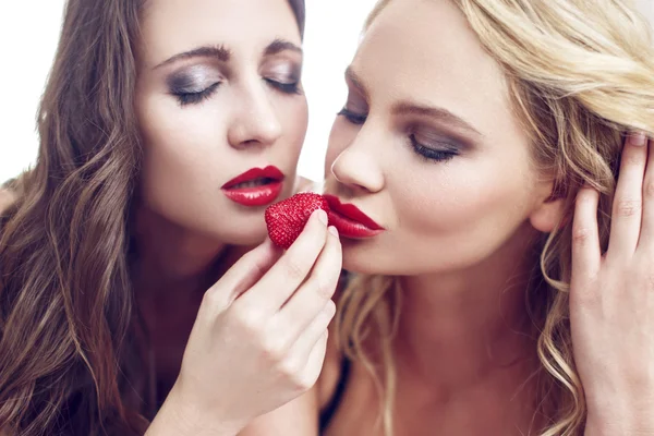 Mulheres sexy comendo morango — Fotografia de Stock