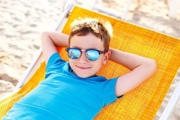 Pequeño niño relajarse en la tumbona — Foto de Stock