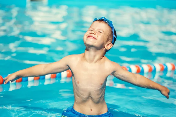 Despreocupado niño caucásico brazos extendidos en la piscina —  Fotos de Stock