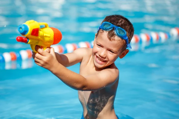 Niño pequeño disparando con pistola de agua —  Fotos de Stock