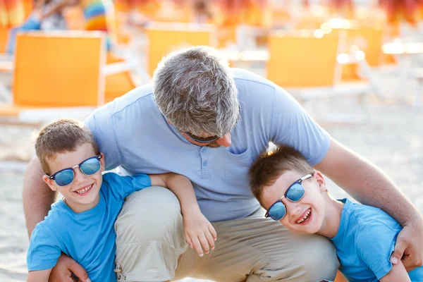 Father embracing sons outdoor — Stock Photo, Image