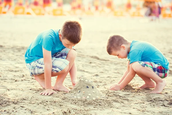 Små pojkar bygga sand fästning — Stockfoto