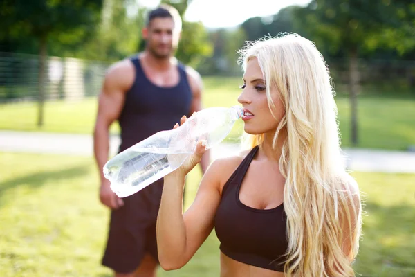 Vrouw drinkwater na training van fles — Stockfoto