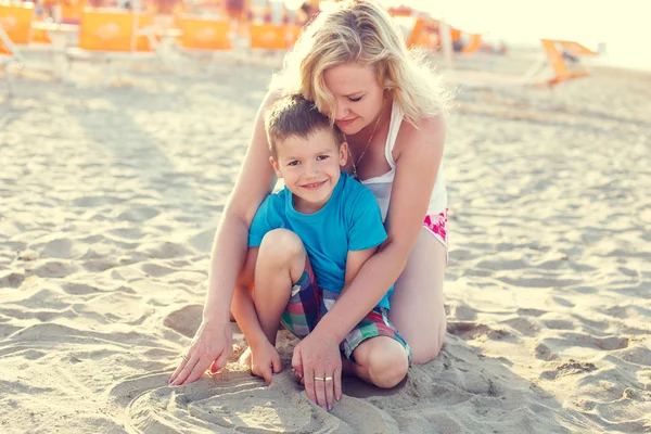 Little boy with mom on beach — Stock Photo, Image