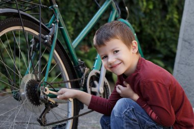 Küçük çocuk tamir Bisiklet