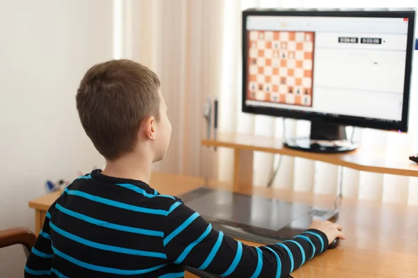 Kleiner Junge spielt zu Hause Online-Schach — Stockfoto