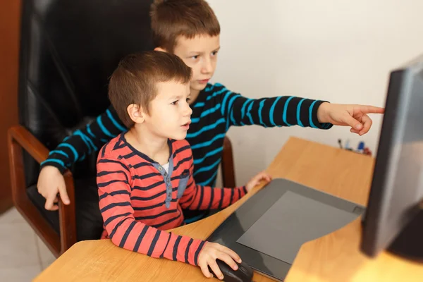 Little boys learning at computer — Stock Photo, Image