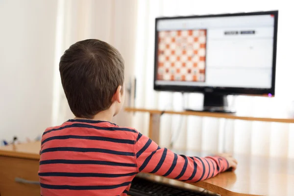 Petit garçon jouant sur PC échecs — Photo