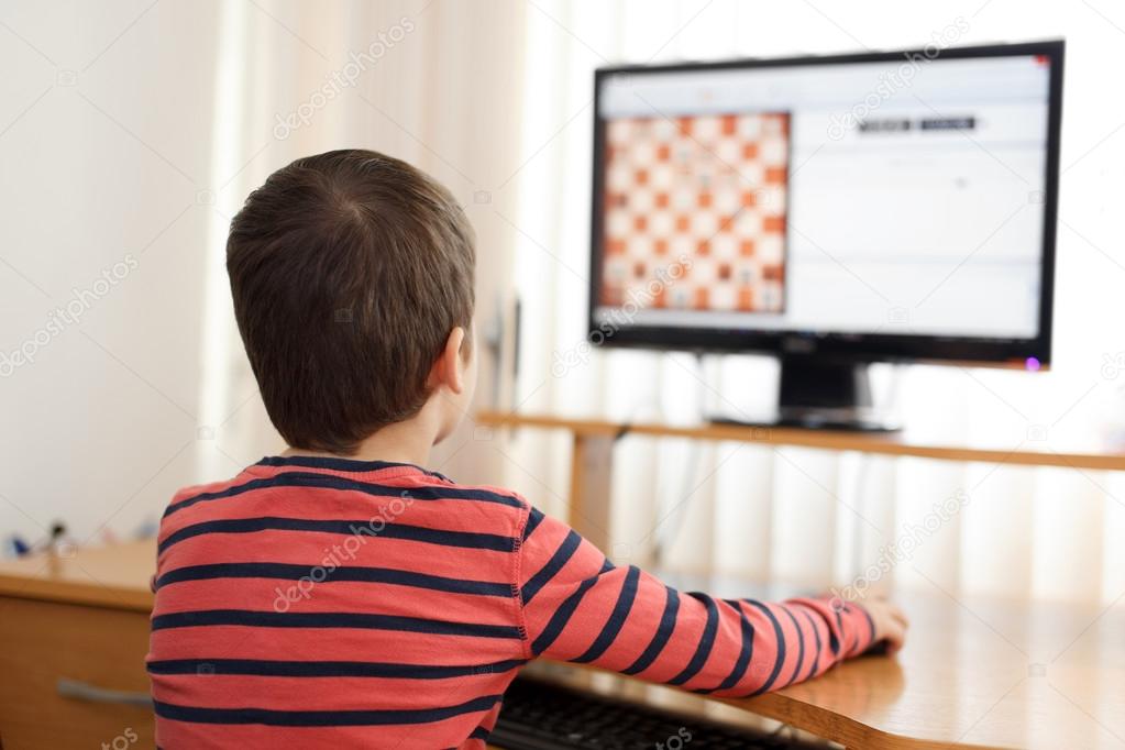 Fotos de Menino jogar xadrez online em casa, Imagens de Menino jogar xadrez  online em casa sem royalties