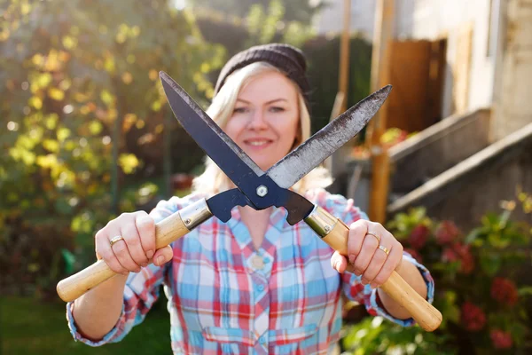 Woman holding big hedge cutter — Stock Photo, Image