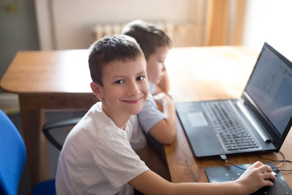 Kleine Jungen lernen am Computer — Stockfoto