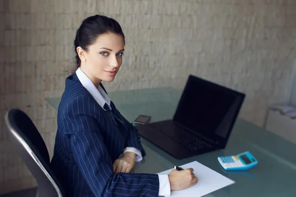 Revisor beräkning av skatterna i office — Stockfoto