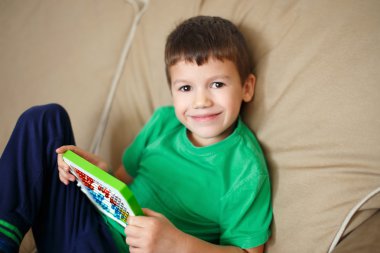 Küçük çocuk öğrenmek üzerinde abacus saymak