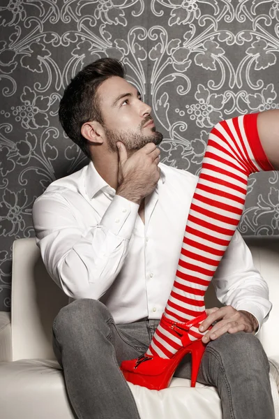 Seksi Noel kıyafeti çalışırken kadını baştan adam kanepede