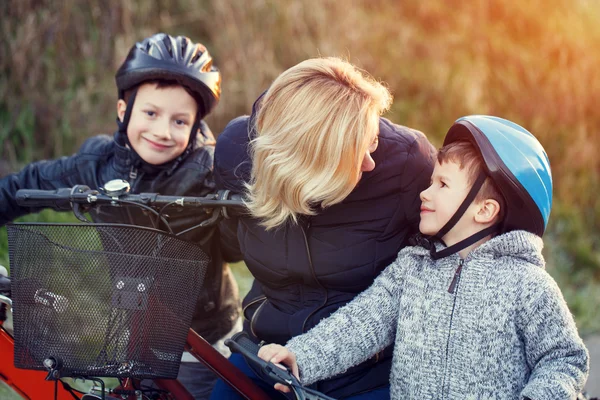 Mamma insegna ciclismo bambini all'aperto — Foto Stock