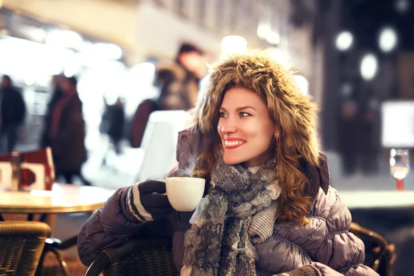 Nő a téli szabadtéri forró kávét iszik — Stock Fotó