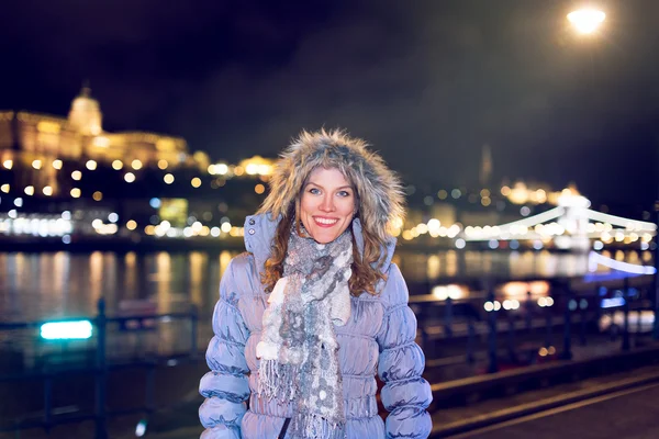 冬のブダペスト観光を幸せな女 — ストック写真