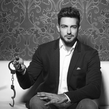Bdsm seksi adam elinde kelepçe