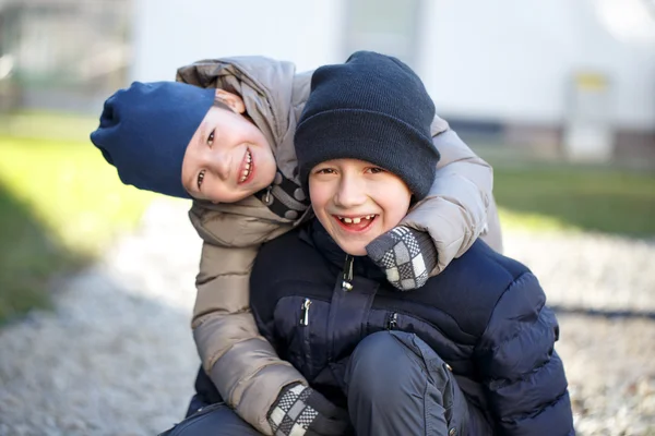 Les petits garçons en bonnet de tricot s'amusent en hiver — Photo