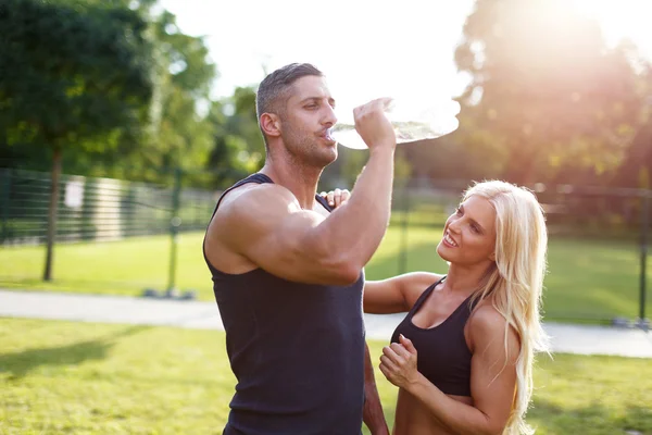 Mann trinkt nach Training Wasser im Freien — Stockfoto