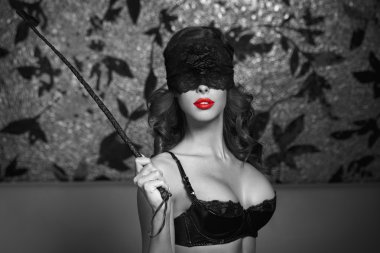 Gece kulübü seçici boyama, kamçı tutan seksi kadın