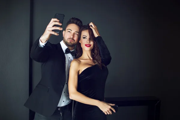 Fashionable rich celebrity couple taking selfie — Stock Photo, Image