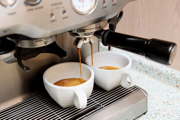 Espressomachine maakt twee kopjes koffie — Stockfoto