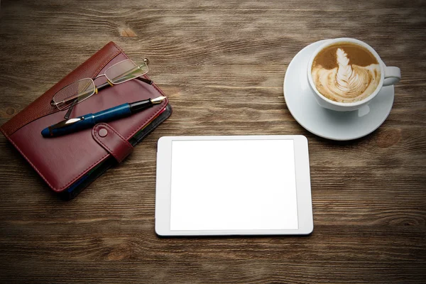 Organisateur, comprimé, verres et une tasse de cappuccino — Photo