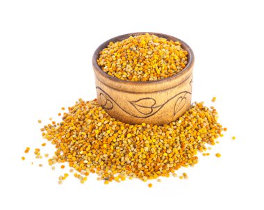 Beyaz arka plan üzerinde izole arı polen