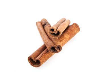 Tarçın çubukları beyaz arkaplanda izole