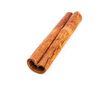 Tarçın beyaz arkaplanda izole edildi