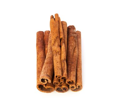 Tarçın beyaz arkaplanda izole edildi