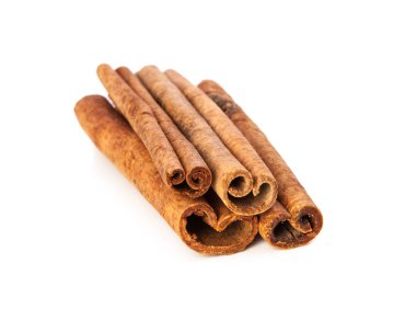 Tarçın beyaz arkaplanda izole edildi