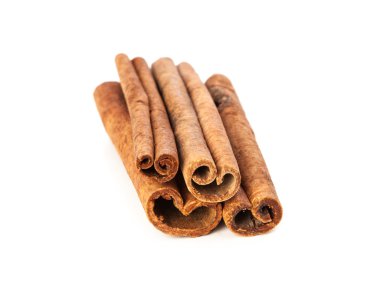 Tarçın beyaz arkaplanda izole edildi